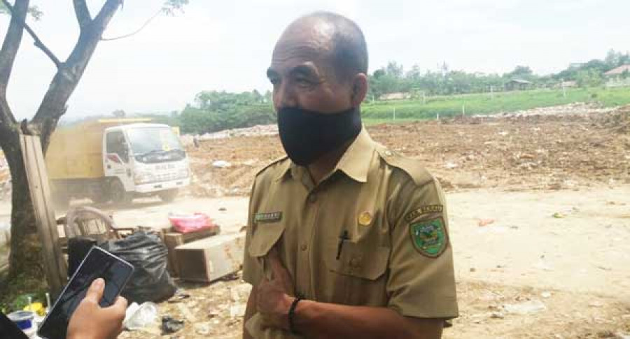 Kepala DLHK Berau, Sujadi saat meninjau TPA