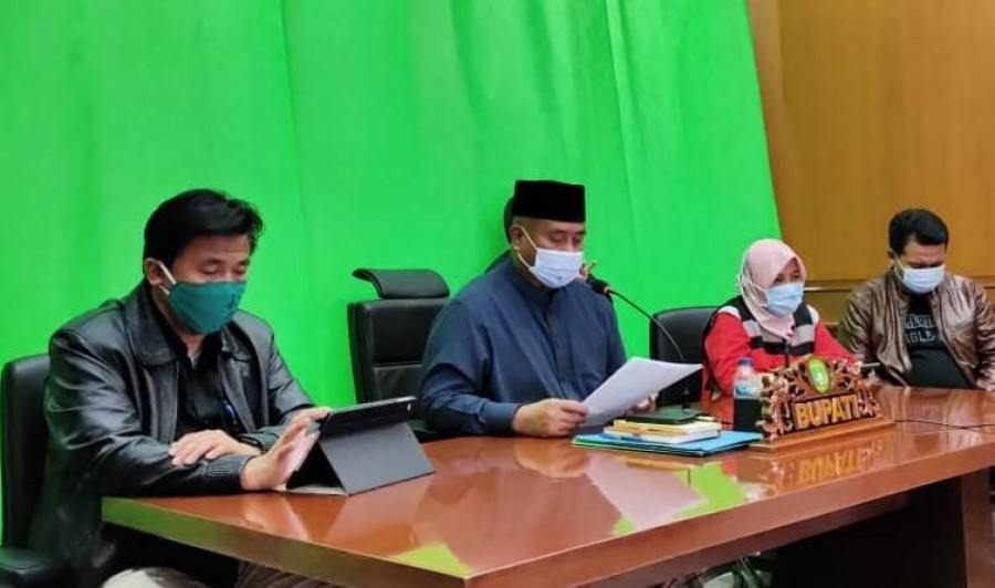 Tim Gugus Tugas Percepatan Penanganan Covid-19 saat mengumumkan satu pasien terkonfirmasi positif Corona pada Selasa (5/5/2020) malam. (Foto: Bag Humas dan Protokol)