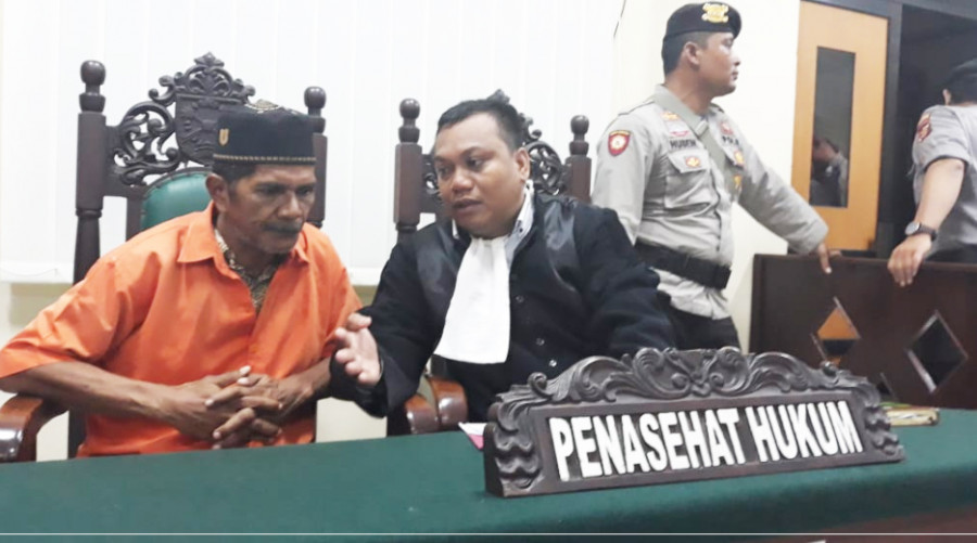 Terdakwa bersama Penasehat Hukum Yohanes Maroko S.H