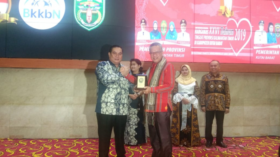 Bupati Kutai Barat, FX Yapan Memberikan Suvenir Pada Walikota Samarinda, Syahrie Ja'ang Pada Malam Ramah Tamah Bersama Para Kepala Daerah