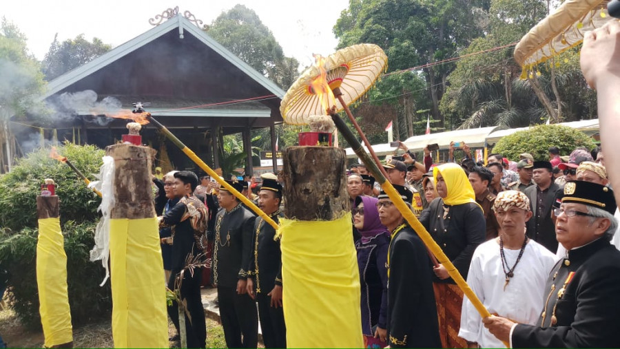 Wali Kota Neni Moerniaeni, bersama penasehat kesultanan ing martadipura menyalakan obor pertanda erau pelas benua dibuka ( Foto: olis/korankaltimcom)