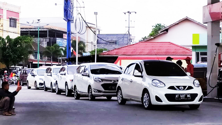 Antrian kendaraan yang mengantri untuk mendapatkan BBM di SPBU hingga ke Jalan A Yani. (Foto: Nancy/korankaltimcom)