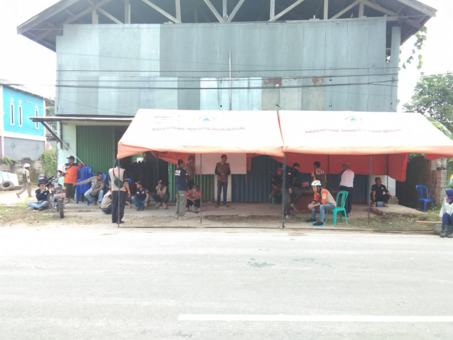 Pendirian posko untuk membatasi keluar masuknya kendaraan angkutan orang dari dan menuju Balikpapan di Jalan Soekarno-Hatta KM3