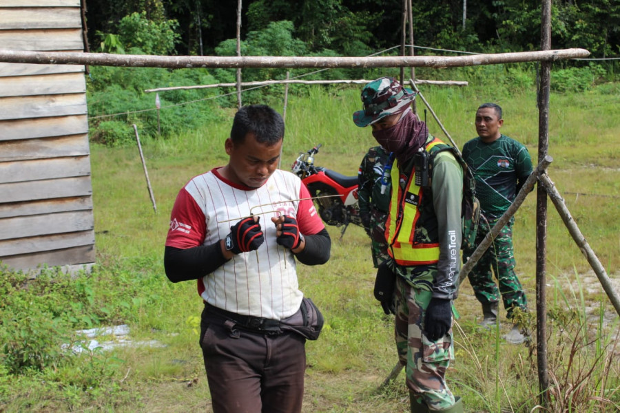 Proses pendeteksian titik sumber mata air agar bisa dilakukan pengeboran pembuatan sumur bor di Kampung Kelian. (Foto: Kodim 0912/KBR)