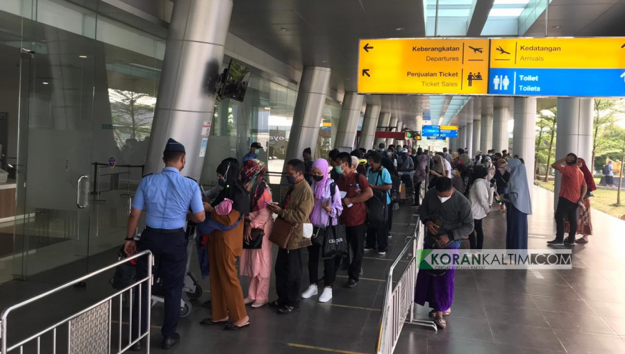 Antrean penumpang yang hendak masuk ke Bandara APT Pranoto Samarinda (permata/korankaltim.com)