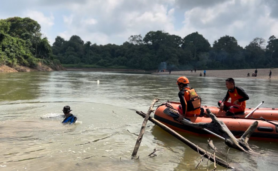Tim SAR gabungan saat berusaha mencari korban dengan menyisir sungai sejauh satu kilometer (ist)