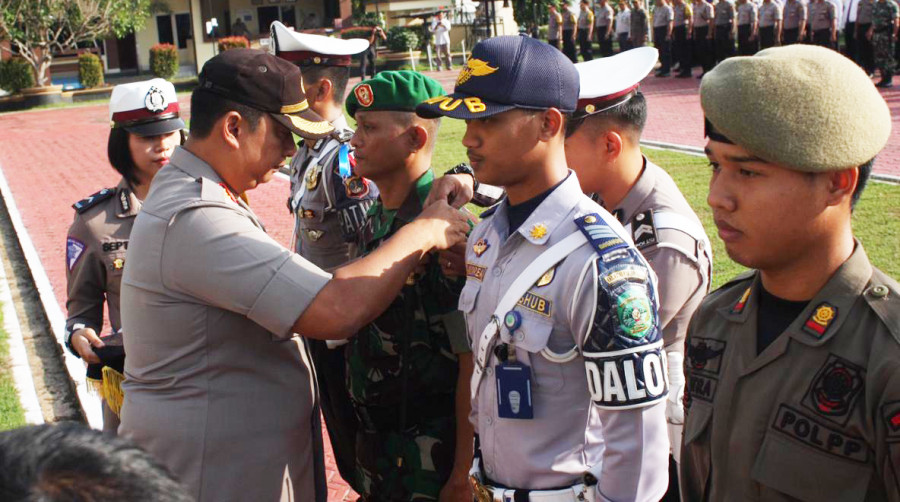 Kapolres Kukar, AKBP Anwar Haidar melakukan penyematan kepada beberapa instansi terkait, tanda dimulainya Ops Patuh Mahakam 2019, Kamis (29/8/2019). ( Foto: Reza/korankaltimcom)