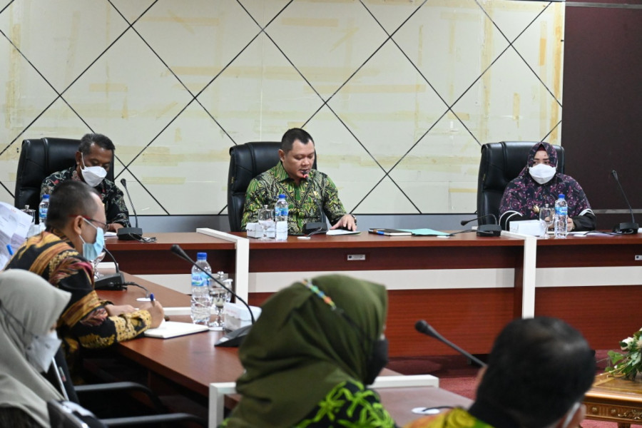 Bupati Paser dr. Fahmi Fadli saat memimpin rapat evaluasi pencapaian kinerja 100 Hari kerja pemerintahan Kabupaten Paser periode 2020-2024. ( Foto : Dwi Cahyo / Korankaltim.com )