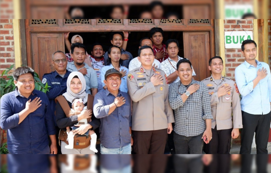 Kapolres Kutim, AKBP Anggoro Wicaksono bersama sejumlah awak media dalam agenda silaturahmi dan keakraban. (Foto: Istimewa)