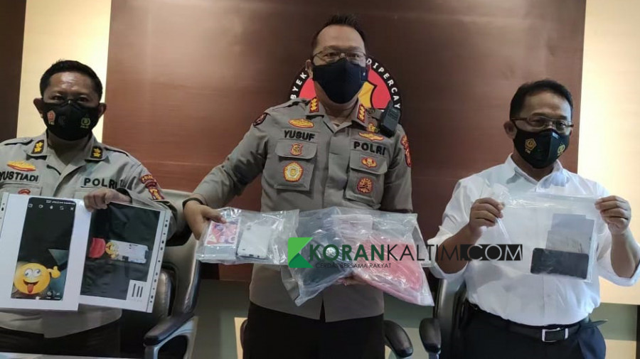 Kabid Humas Polda Kaltim Kombes Pol Yusuf Sutejo didampingi Kasubdit V Siber Ditreskrimsus Polda Kaltim Kompol Subagyo dan Kasubbid Penmas Humas Polda Kaltim AKBP Yustiadi Gaib saat menunjukan barang bukti milik pelaku. (Foto: Yudi Hadi/korankaltim.com)