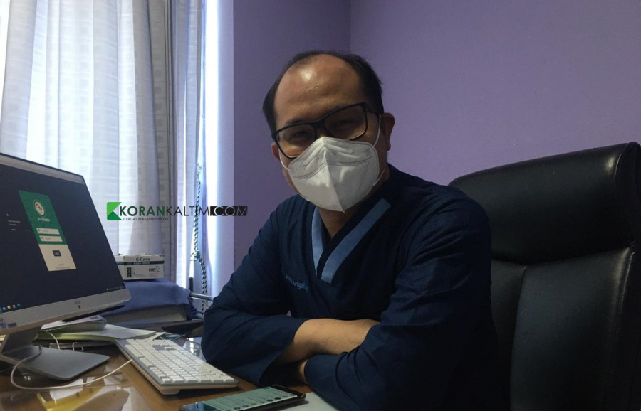 Dokter spesialis kulit dari Rumah Sakit Umum Daerah (RSUD) Bontang, dr. Andi Anwar Arsyad, Sp.KK saat ditemui diruangnya. (Foto: Iwan/Korankaltim.com)
