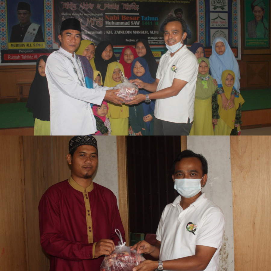 Direktur Utama Koran Kaltim Desman Minang saat menyerahkan daging kurban ke Pengurus Panti Asuhan dan Pimpinan Ponpes. (heri/korankaltim.com)