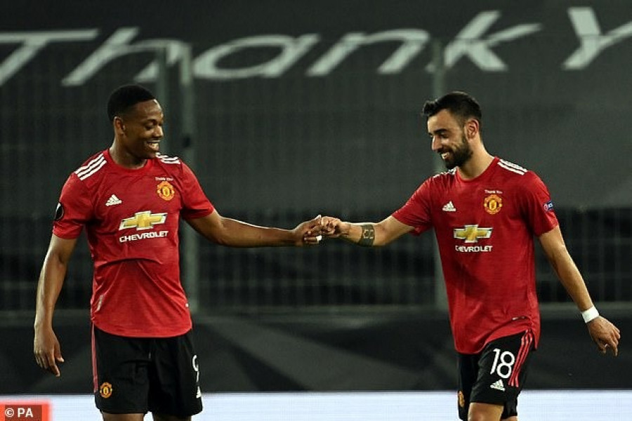 Bruno Fernandes (kanan) bersama penyerang Anthony Martial, meloloskan Manchester United ke fase 4 Besar Liga Europa. (dailymail)