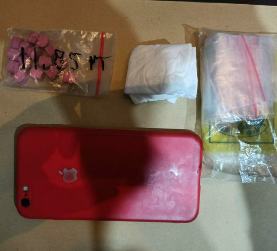 Barang bukti pil ineks, plastik klip dan satu unit handphone milik pelaku, yang diamankan dari wanita 19 tahun tersebut. (Foto:Istimewa)