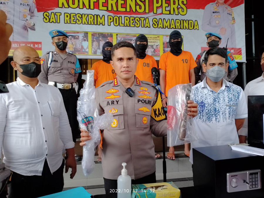 Kapolresta Samarinda Kombes Pol Ary Fadli bersama jajarannya saat rilis kasus bobol rumah, dengan menunjukkan barang bukti serta para pelaku Senin (17/10/2022) hari ini. (Foto:Nancy/korankaltim.com)