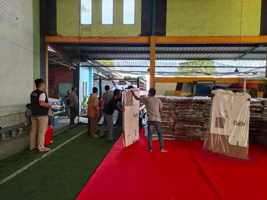 Kotak Suara saat tiba di Gudang Logistik KPU Kukar di Jl Wolter Monginsidi, Kelurahan Timbau, Tenggarong. (Foto:KPU Kukar)