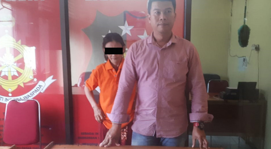 Kanit Reskrim Polsek Samarinda Seberang, Iptu Teguh Wiwobo pada Minggu (25/8) menunjukkan pelaku dan barang bukti yang berhasil diamankan petugas. ( Foto: NAncy / korankaltimcom)