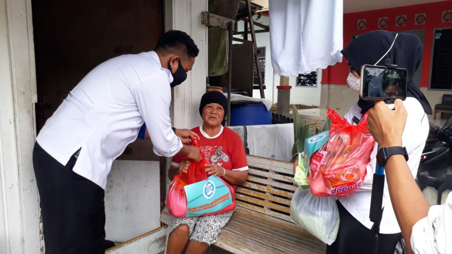 Salah satu warga yang terdampak Covid-19 yang diberikan paketan sembako oleh petugas BNNK Samarinda Senin (20/4/2020) hari ini. (Foto:Humas BNNK)