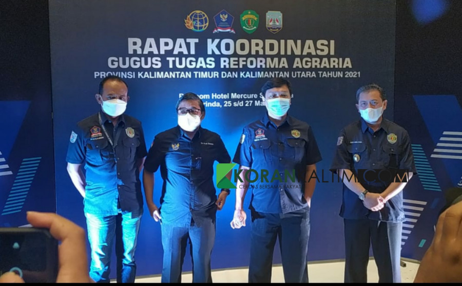 Wakil Gubernur Kaltim Hadi Mulyadi (paling kanan) bersama Kepala BPN Kaltim, Asnaedi dan Wakil Menteri ATR/BPN, Surya Tjandra dan Wamen LHK, Alue Dohong dalam acara Reforma Agraria Kaltim (Foto: Permata/korankaltim.com)