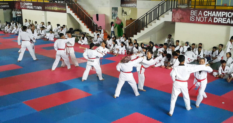 Taekwondoin Kaltim menggelar latihan rutin untuk menjaga kondisi jelang TC PON. ( Foto: Nancy/korankaltimcom)