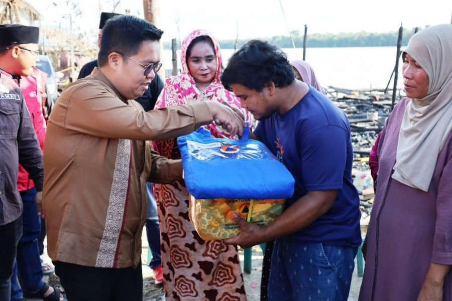 Penyerahan Bantu Korban kebakaran Segihan. (Foto: Prokom)
