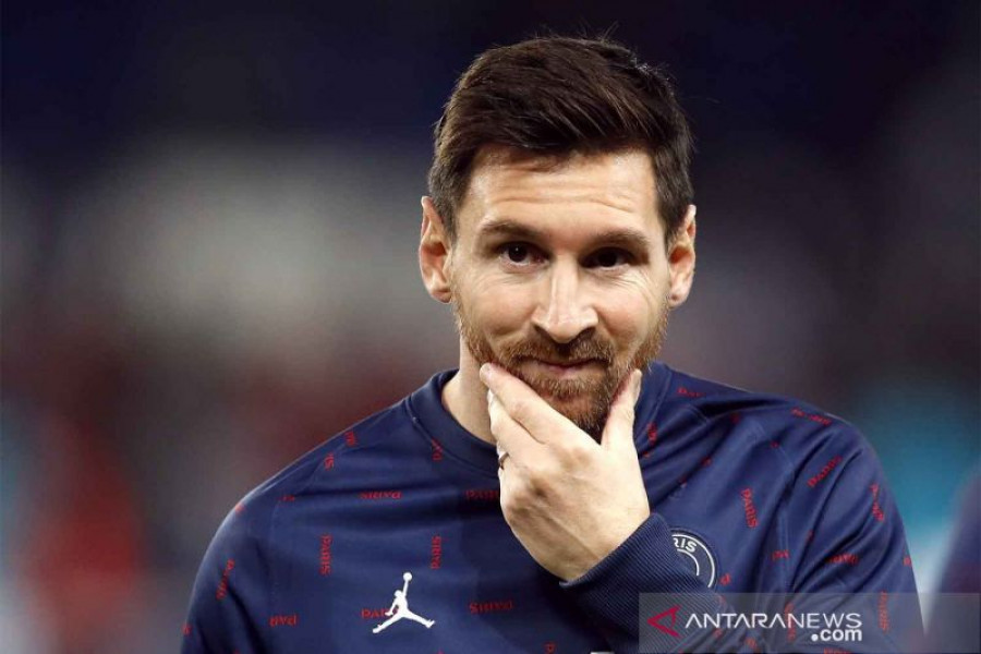 Pemain Paris St Germain Lionel Messi mengikuti sesi pemanasan jelang pertandingan melawan Manchester City pada fase grup Liga Champions di Parc des Princes, Paris, Prancis, Rabu (29/9/2021). ANTARA FOTO/REUTERS/GONZALO FUENTES/rwa.