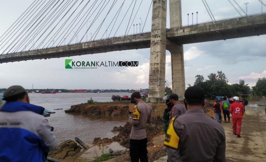 TKP dimana Aan Ariadi (22) menghilang setelah terjadi abrasi, dan terjun ke Sungai Mahakam Minggu (25/4/2021) hari ini. (Foto: Nancy/korankaltim.com)
