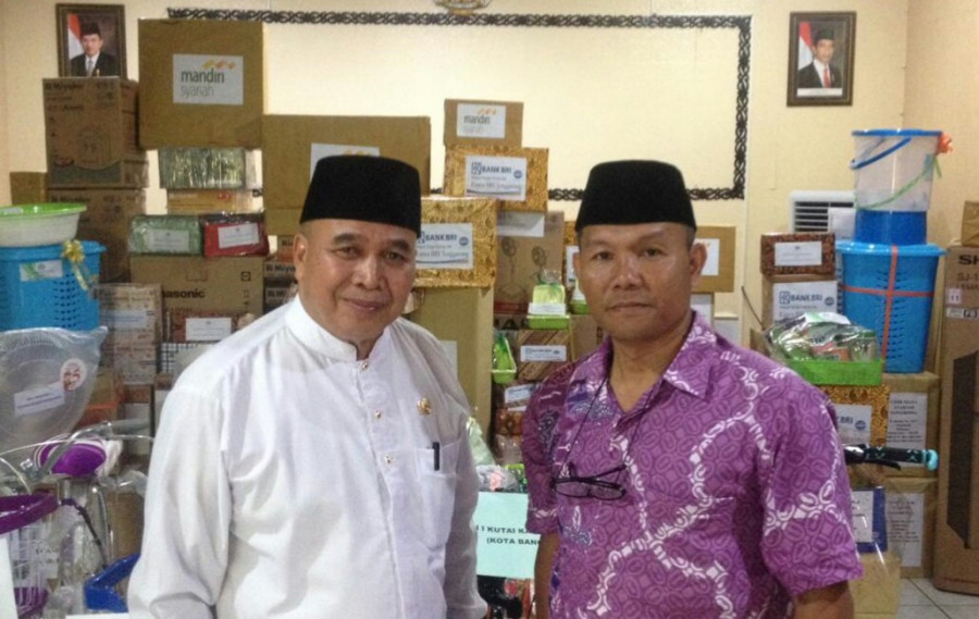 Kepala kemenag kukar, fahmi dan ketua panitia nasrun mempersiapkan doorprize untuk jalan santai besok