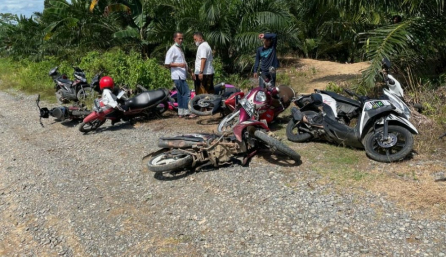 Motor para pejudi sabung ayam yang ditinggalkan begitu saja saat penggerebekan oleh polisi dilakukan siang tadi (Foto: dok.korankaltara)
