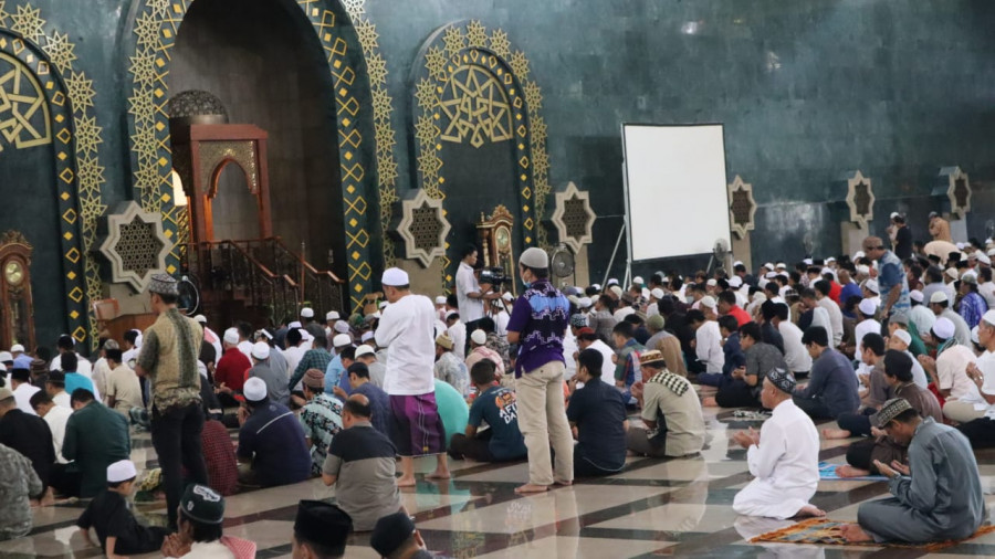 Suasana salat berjamah di Masjid Islamic Centre (Foto: permata/korankaltim.com)