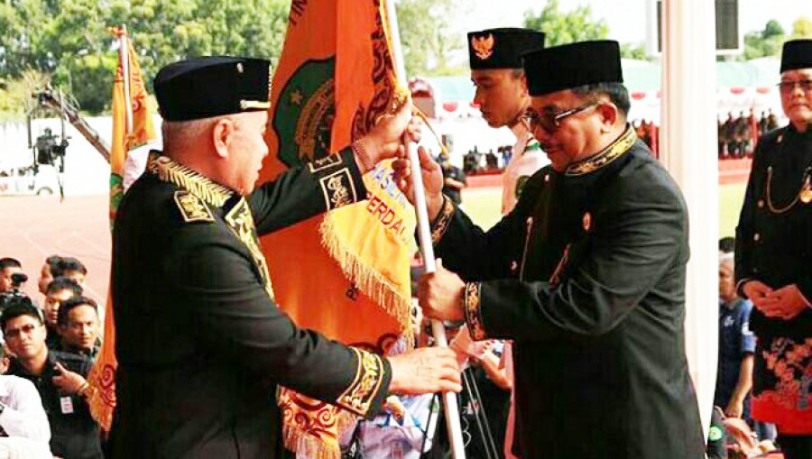 Gubernur Kaltim Isran Noor saat menyerahkan panji kepada Walikota Balikpapan ( istimewa )