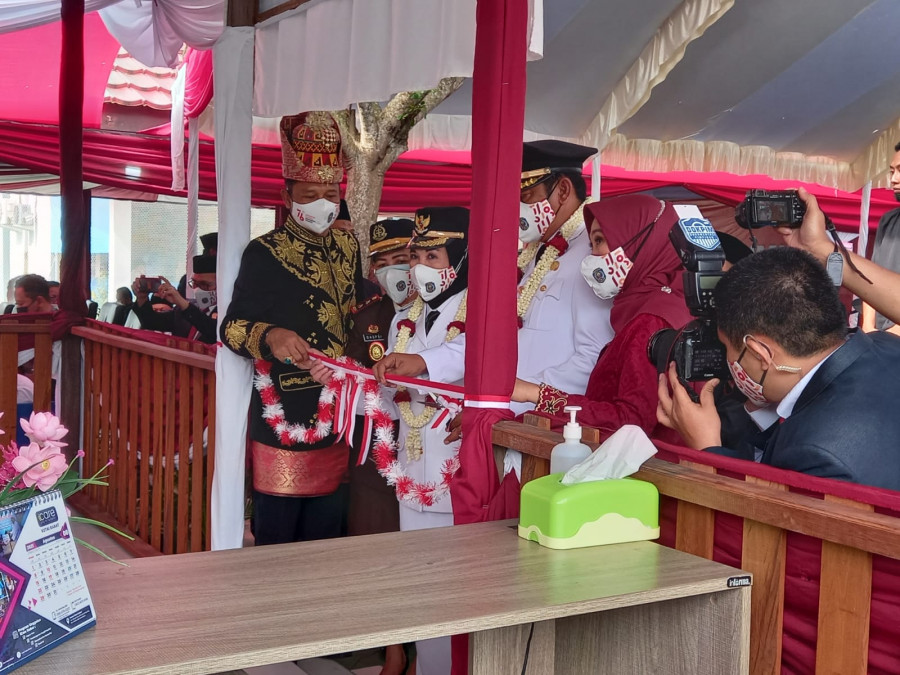 Wali Kota Bontang Basri Rase saat memotong pita peresmian rumah baca di Lapas Kelas IIA Bontang, Selasa (17/8/2021). (Foto. Cholisoh/korankaltim)