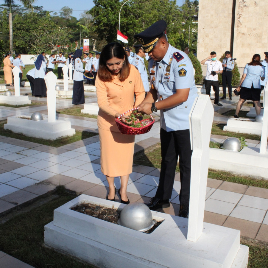 Kantor Imigrasi Samarinda Ikuti Upacara dan Tabur Bunga di Makam Pahlawan