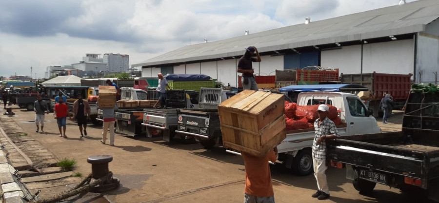 Para buruh yang sedang melakukan pengangkutan logistik bahan pokok, usai KM Queen Soya bersandar Minggu (26/4/2020) hari ini. (Foto:Nancy/korankaltim.com)
