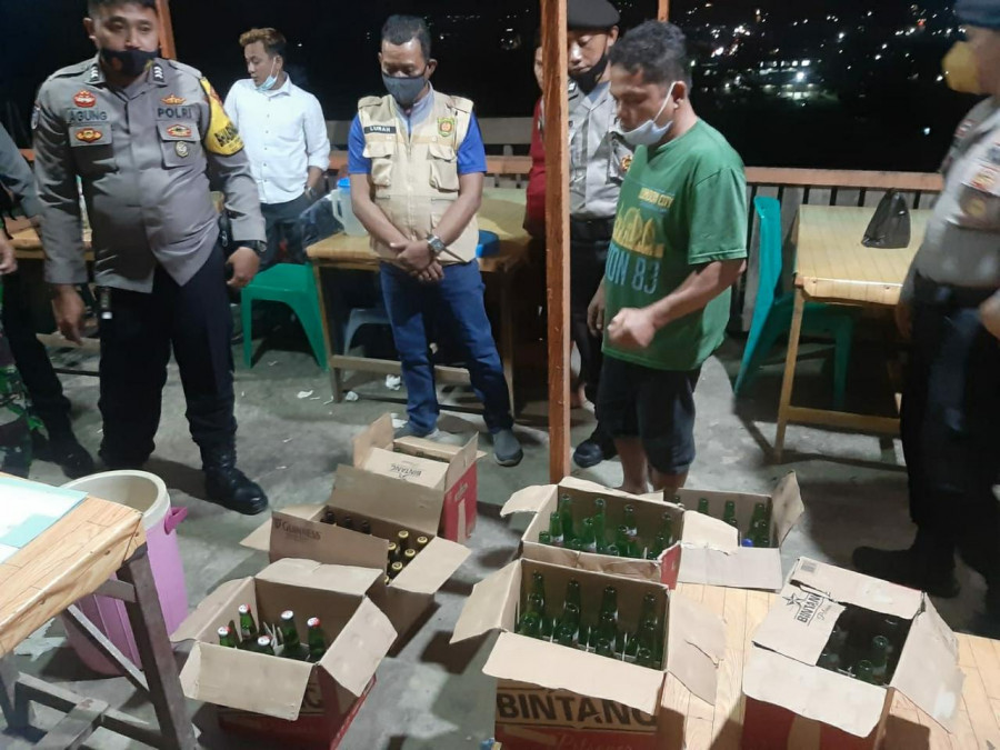 Puluhan botol miras yang disita dari pelaku usaha kafe, yang dijual tanpa izin Senin (29/11/2021) kemarin. (Foto:Istimewa)