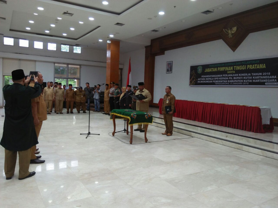 MUTASI: Prosesi pelantikan pejabat yang sempat disorot sejumlah kalangan. Dewan menyebut proses pengisian jabatan ini sudah sesuai prosedur.