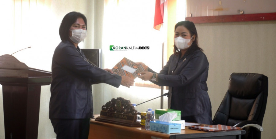 Perwakilan fraksi menyerahkan tanggapan akhir fraksi terhadap Raperda RPJMD Kabupaten Mahulu tahun 2021-2026 (Foto: Yosafat/korankaltim.com)