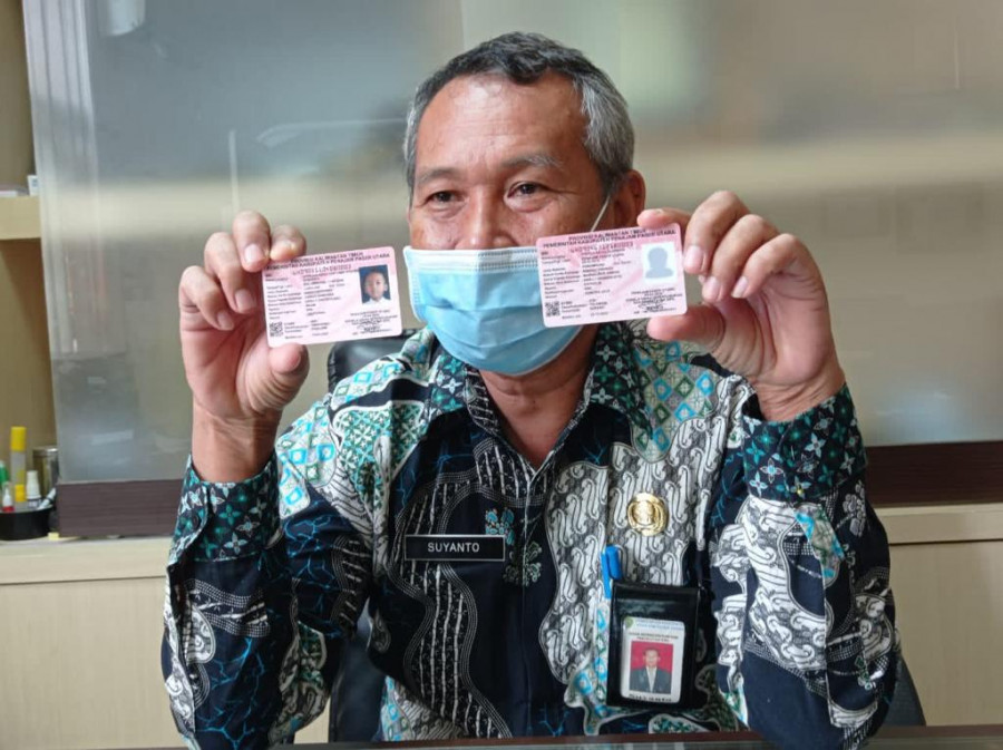 Kepala Disdukcapil PPU menunjukkan KIA yang telah selesai diterbitkan. (Erwin/Korankaltim.com)