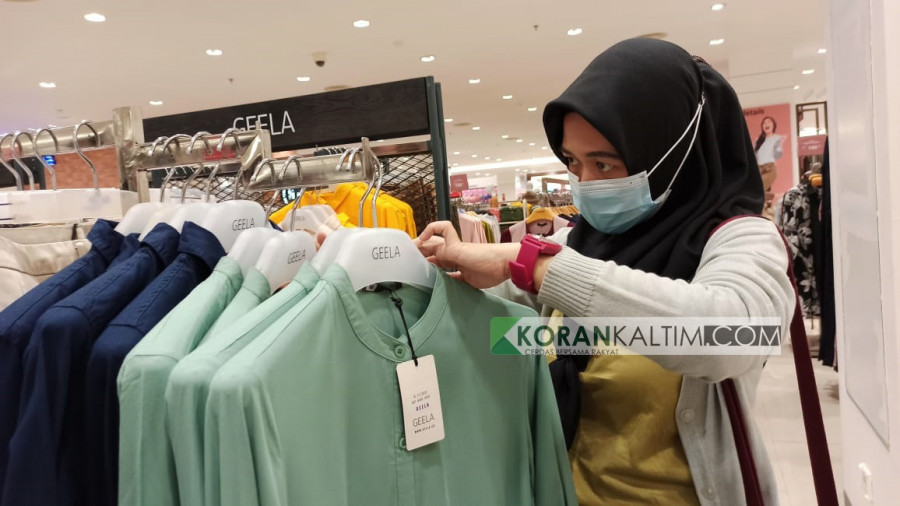 Tingginya permintaan terhadap pakaian jadi menjelang Hari Raya Idulfitri diperkirakan memberi andil inflasi pada Mei 2021 ini. (Foto: Hendra/KoranKaltim.Com)