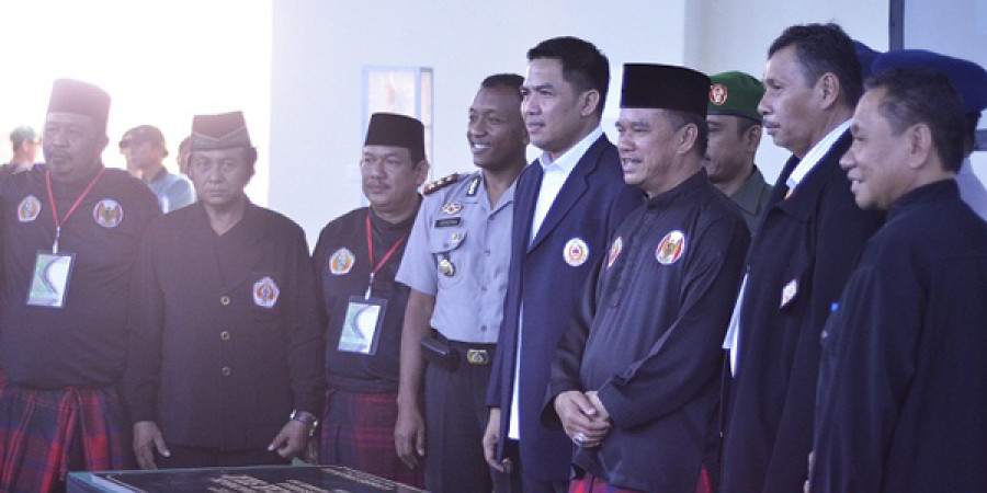 CALON TUNGGAL: Syaharie Jaang (tengah) dalam satu acara IPSI Kaltim. Peluang besar kembali memimpin untuk kedua kalinya. (Foto: ist)