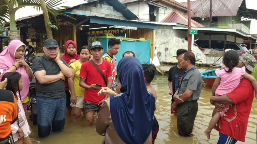 Gubernur Kaltim Isran Noor bersama anak dan istri, ketika mengunjungi korban banjir di kawasan Jl Gelatik Samarinda Selasa (11/06/2019) patin. (Foto: istimewa )