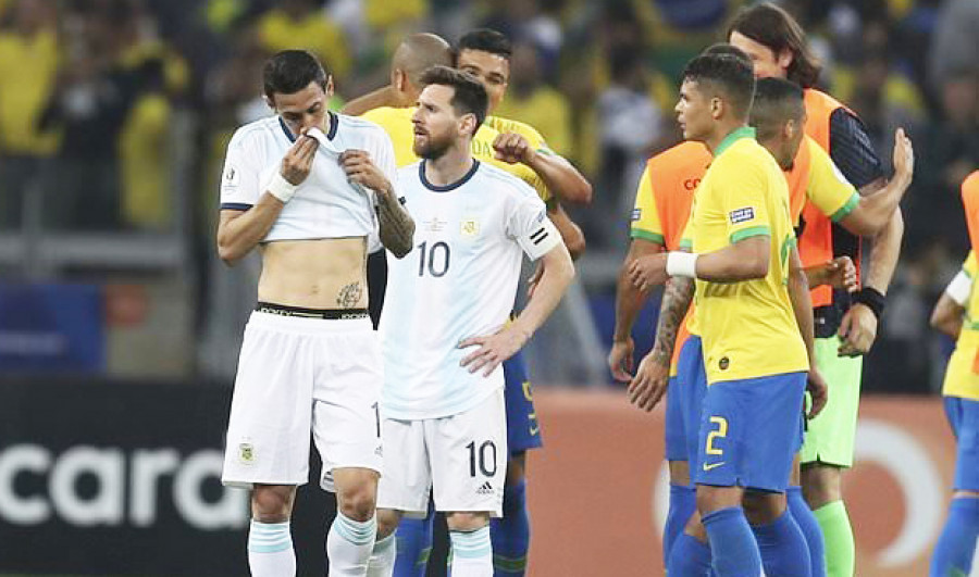 Lionel Messi (10) gagal lagi membawa Argentina merengkuh gelar juara Copa America 2019. (dailymail)