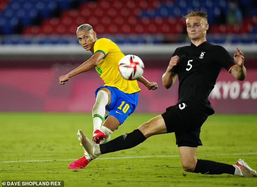 Richarlison (kiri), jadi pemain pertama dari Liga Inggris yang menorehkan tiga gol di Olimpiade. (dailymail)
