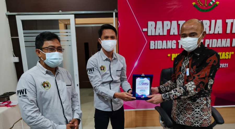 Abdurrahman Amin (tengah) Saat menyerahkan cenderamata kepada Kajati Kaltim Deden Riki disaksikan Endro S Effendi pada kegiatan silaturahmi pagi tadi. (Foto: istimewa)