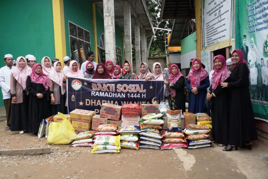 Bantu Ponpes Darurrahman. (Foto: prokom)