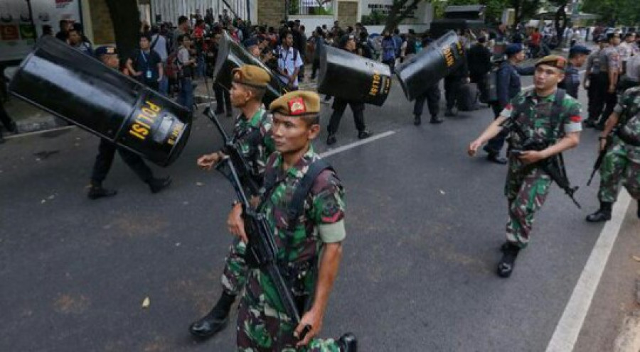 Pasukan TNI dan POLRI saat mengamankan deklarasi damai ( foto : cnnindonesia)