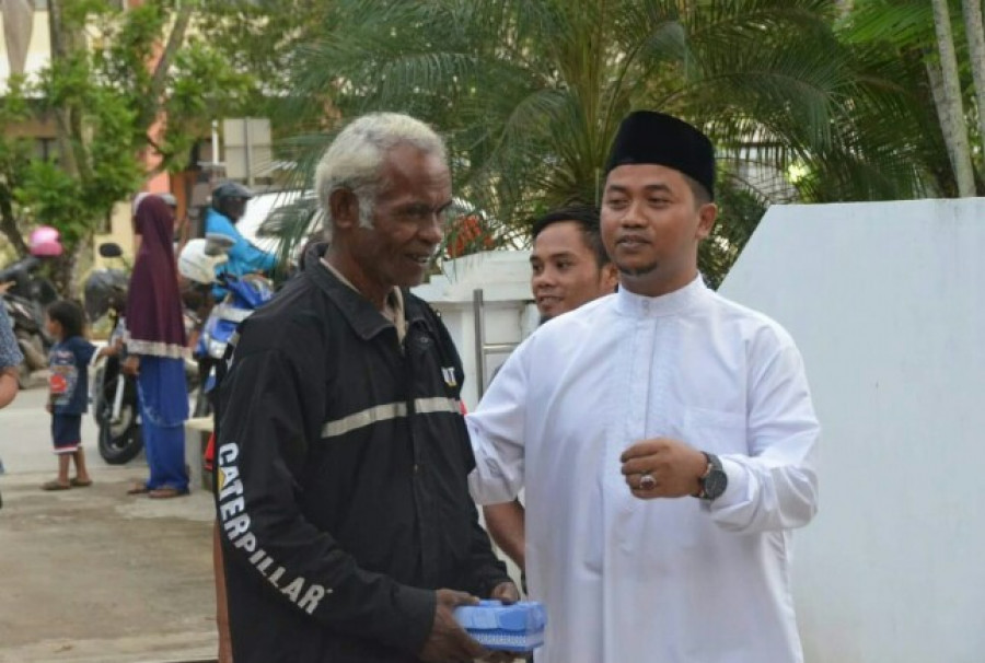 Wakil Ketua DPRD Kukar Supriyadi menyambut warga yang datang di kediaman dinas pimpinan DPRD, Jl Patin Tenggarong.