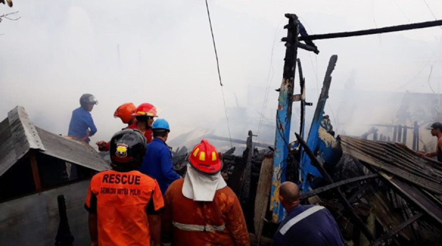 Gara-gara menyimpan kembang api, dua rumah di Balikpapan ini pun tinggal jadi puing setelah terbakar siang tadi.