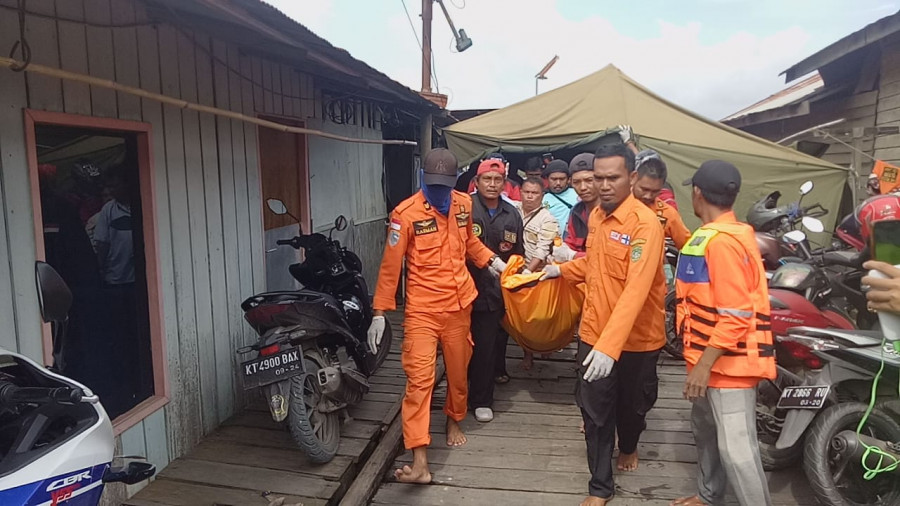 Tim SAR saat mengevakuasi jasad korban (Foto:? IST)