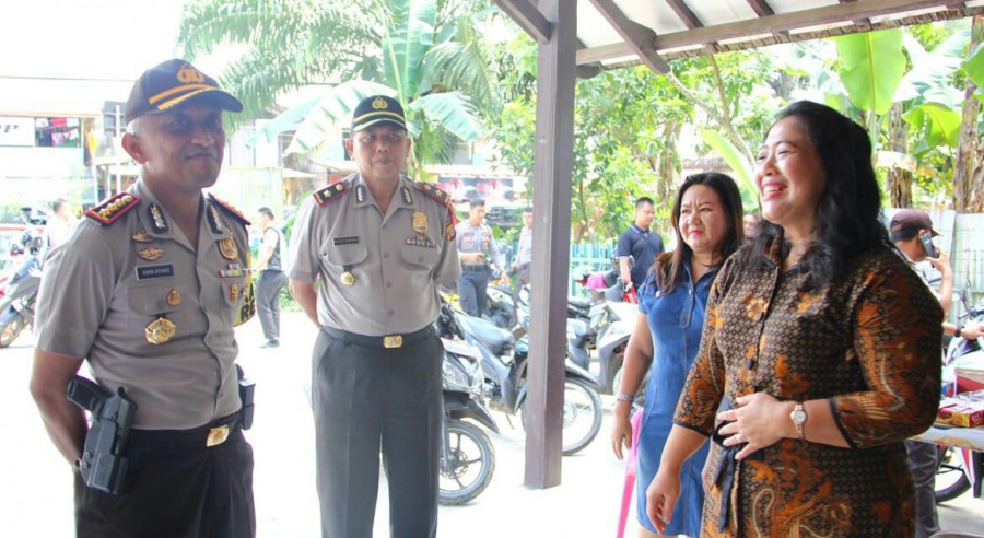 Kapolresta samarinda kombes pol vendra riviyanto saat melakukan pengecekan gereja-gereja di samarinda. (Ist)